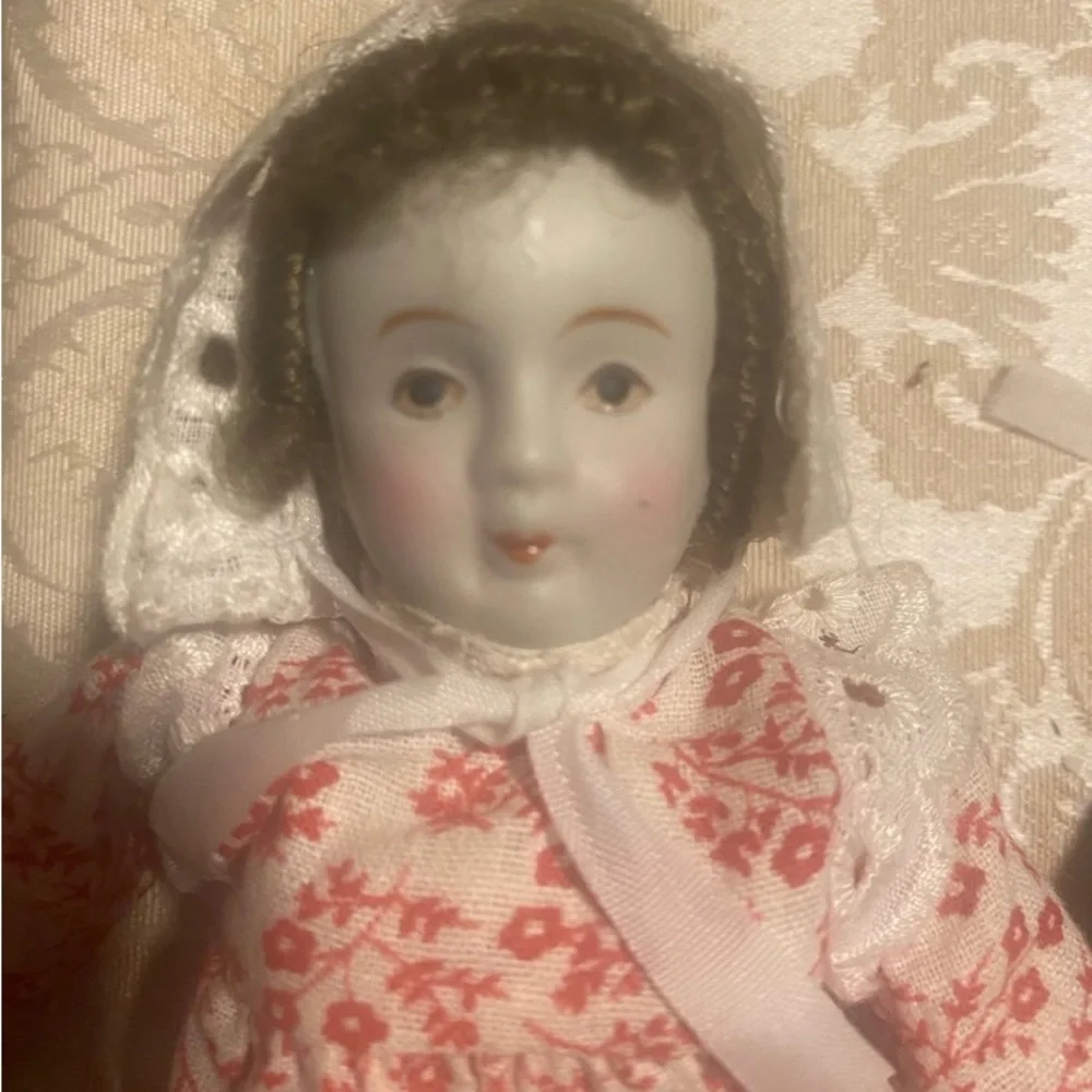 2 antique porcelain dolls / bonnets and pilgrim like dresses. Approx 12” - Picture 2 of 8